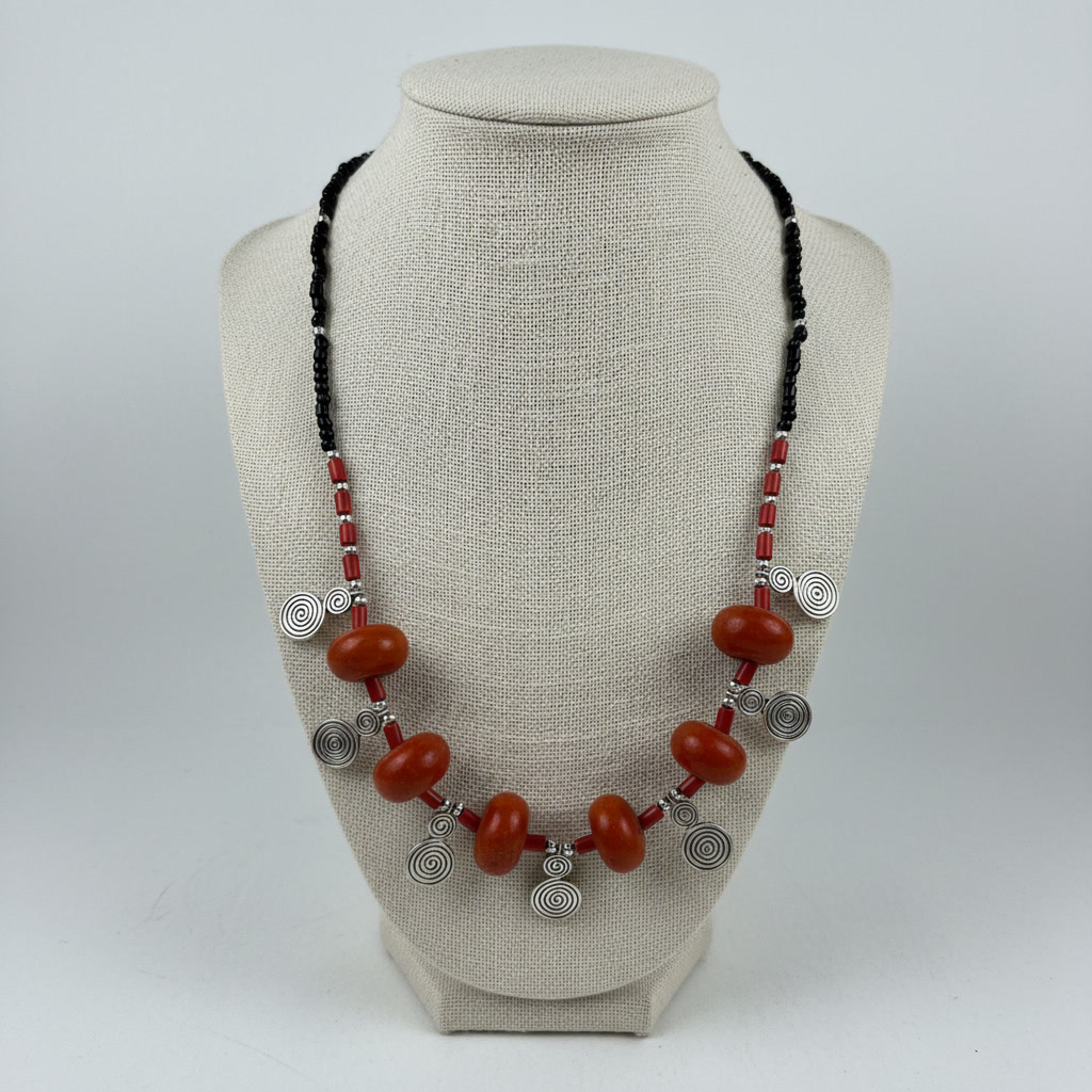 Collier aux perles ambrées et pendentifs en spirale