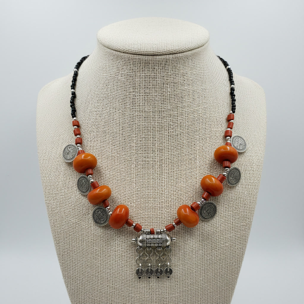 Collier aux perles orange et pièces argentées
